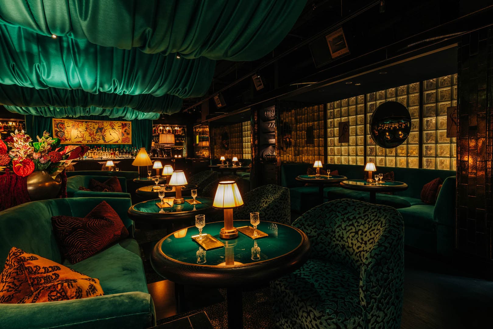 Kitty's Cosmopolitan Club Bar Image