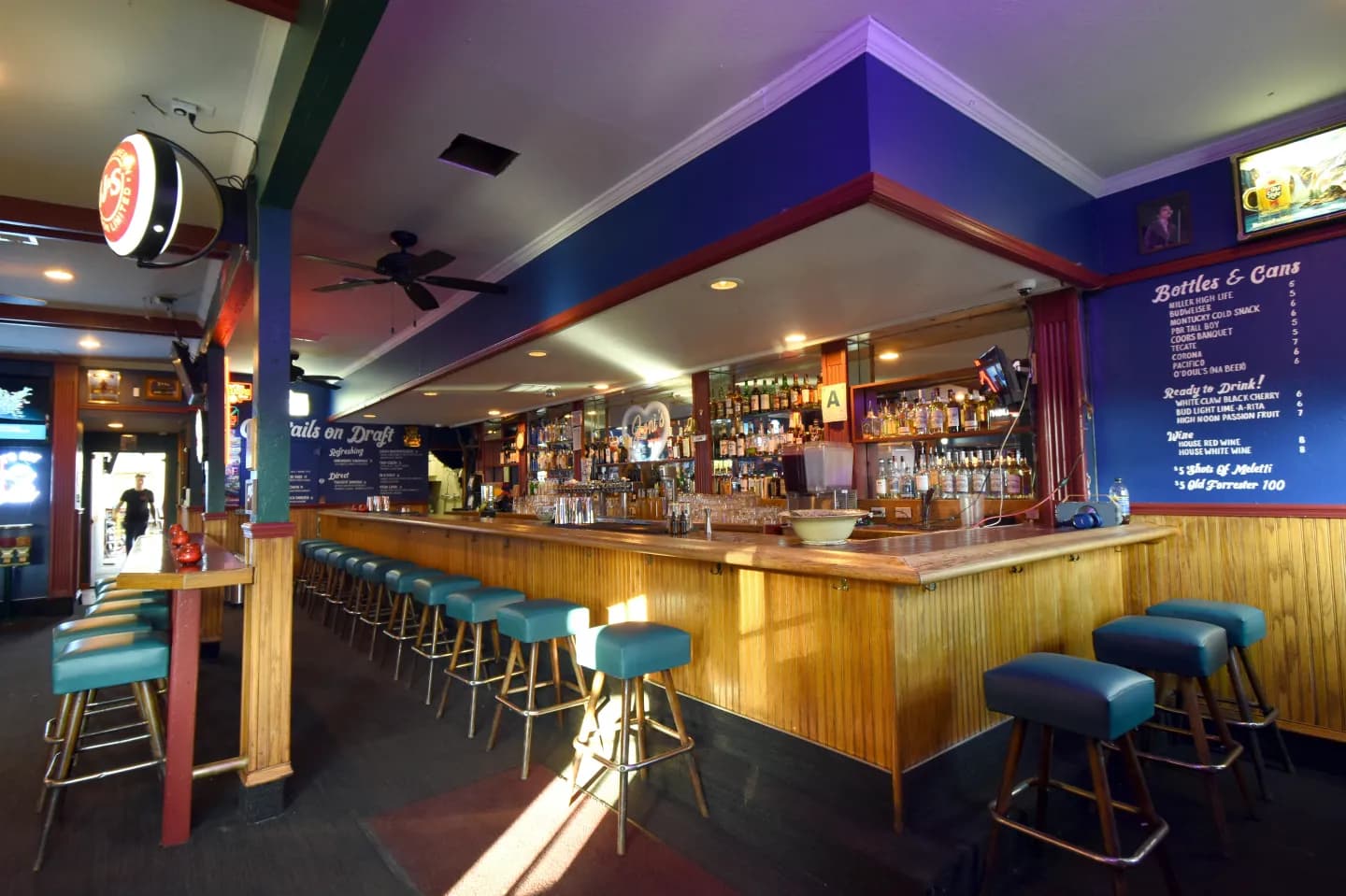 Gilly's House of Cocktails | San Diego, CA - Bar Image